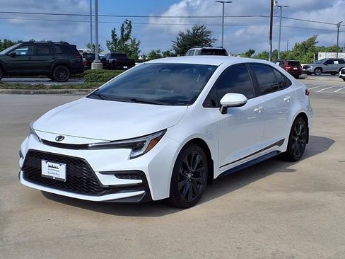 Used 2024 Toyota Corolla SE FWD image 3