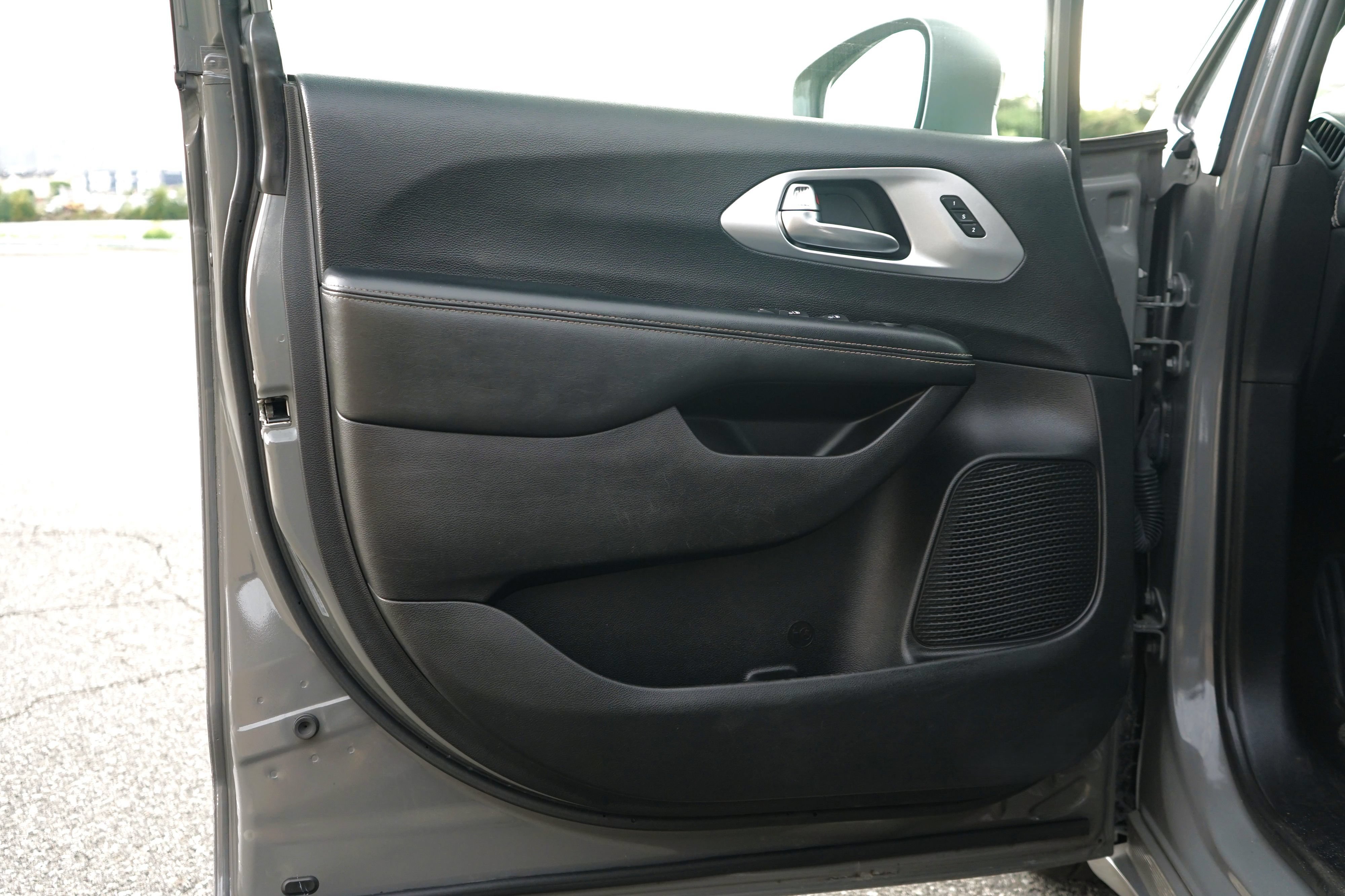 Used 2021 Chrysler Pacifica Touring-L w/ Uconnect Theater Family Group FWD image 10