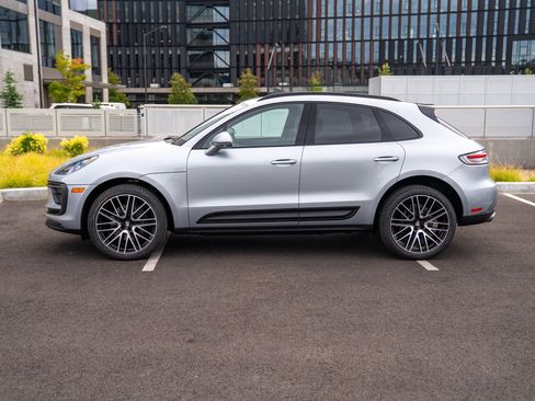 Certified 2024 Porsche Macan AWD/4WD image 2