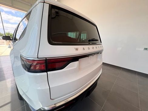 Used 2024 Jeep Wagoneer L Series III w/ Flexible Seating Group AWD/4WD image 4
