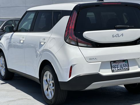 Certified 2023 Kia Soul LX w/ LX Technology Package FWD image 5