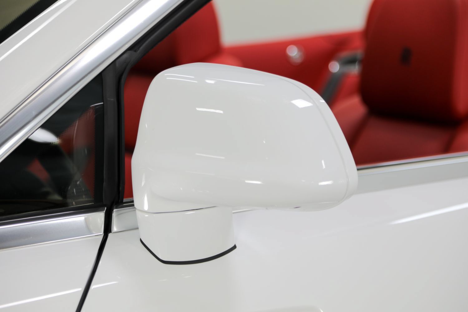 Used 2018 Rolls-Royce Dawn RWD image 18
