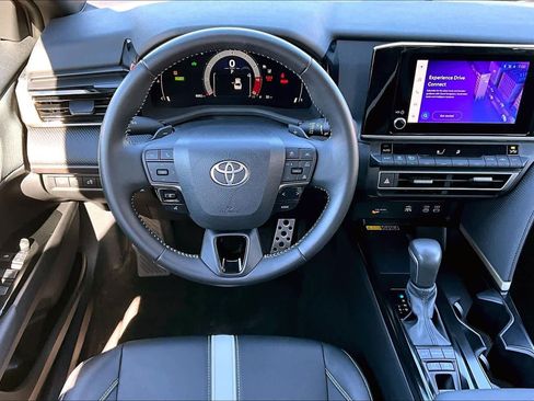 Used 2025 Toyota Camry SE image 5