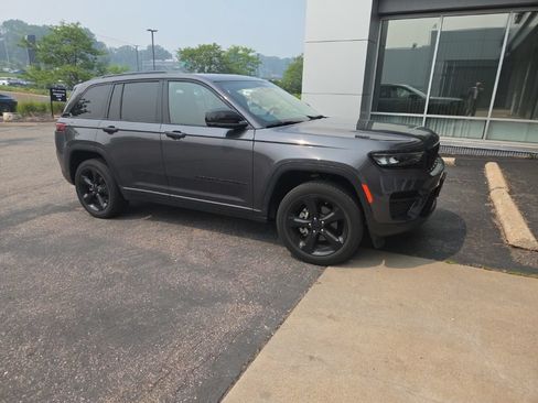 Used 2023 Jeep Grand Cherokee Altitude AWD/4WD image 30