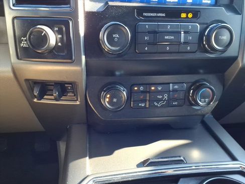 Used 2019 Ford F250 XLT w/ XLT Premium Package image 17