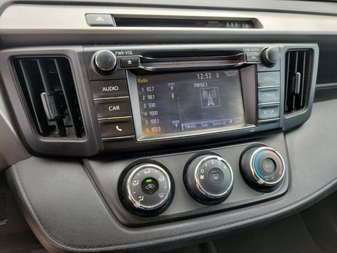 Used 2018 Toyota RAV4 LE FWD image 20