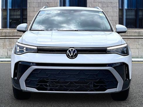 Used 2025 Volkswagen Taos SE AWD/4WD image 3