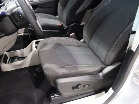 Used 2023 Chrysler Voyager LX FWD image 10