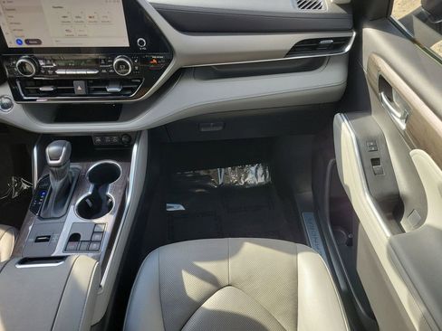 Used 2023 Toyota Highlander Limited image 15