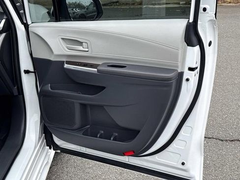 Used 2023 Toyota Sienna LE image 8