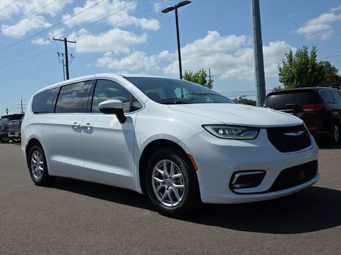 Used 2023 Chrysler Pacifica Touring-L FWD image 7