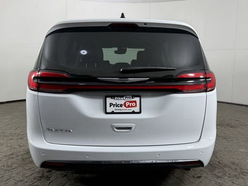 Used 2024 Chrysler Pacifica Touring-L FWD image 6