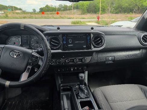Used 2019 Toyota Tacoma TRD Off-Road w/ Technology Package image 10