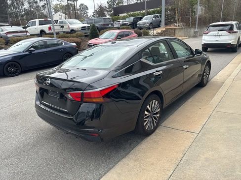 Used 2025 Nissan Altima 2.5 SV image 9