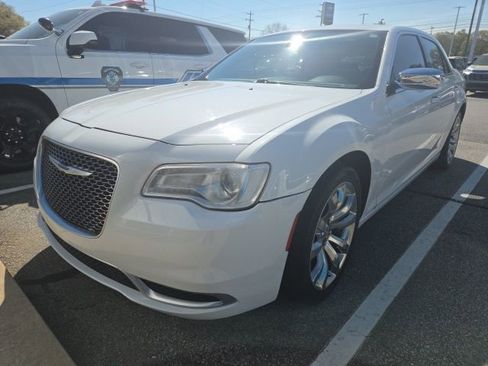 Used 2018 Chrysler 300 Touring w/ Chrome Appearance Package image 3