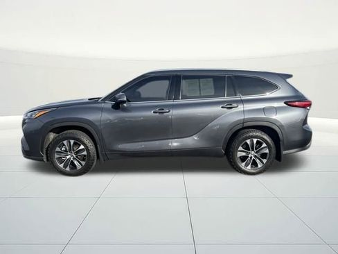 Used 2020 Toyota Highlander XLE image 2
