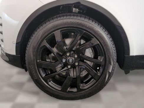 Used 2025 Land Rover Discovery Dynamic SE image 10