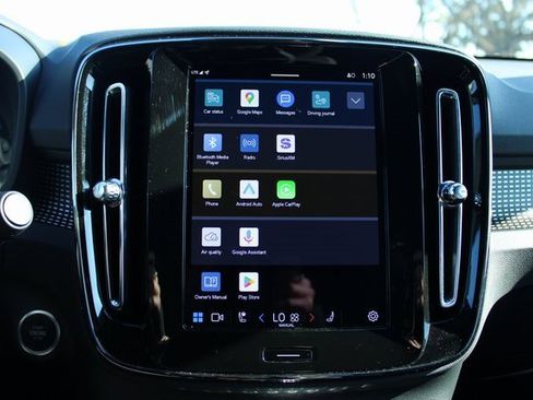 Used 2025 Volvo XC40 B5 Plus image 21