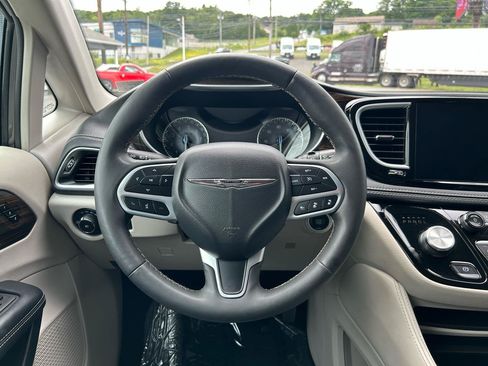 Used 2023 Chrysler Pacifica Limited FWD image 27