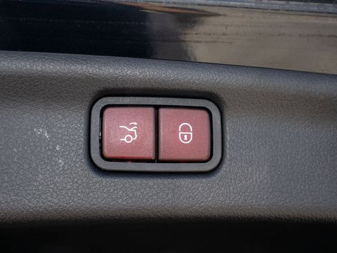 Used 2023 Mercedes-Benz C 300 4MATIC Sedan image 10