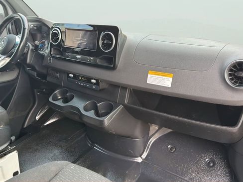 Used 2024 Mercedes-Benz eSprinter 170 Cargo image 21