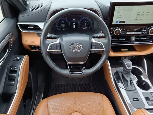 Used 2024 Toyota Highlander Platinum image 13