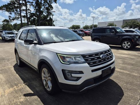 Used 2017 Ford Explorer XLT w/ Equipment Group 202A FWD image 2