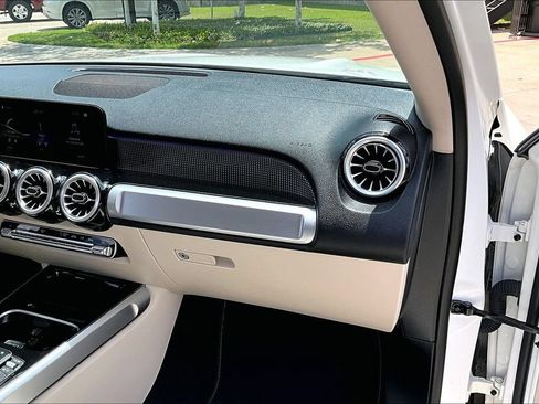 Used 2022 Mercedes-Benz GLB 250 image 16