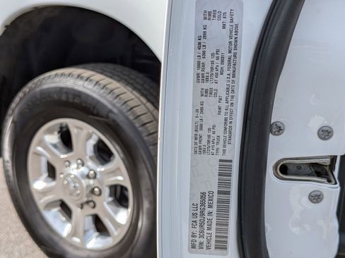 Used 2024 RAM 2500 Big Horn AWD/4WD image 39
