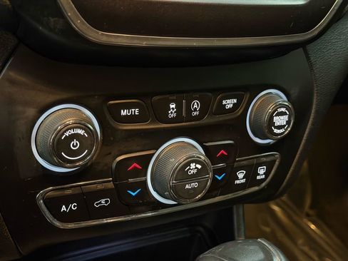 Used 2020 Jeep Cherokee Trailhawk w/ Comfort/Convenience Group image 32