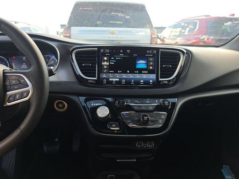 Used 2025 Chrysler Pacifica Select FWD image 9