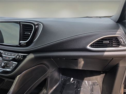 Used 2025 Chrysler Pacifica Limited image 31