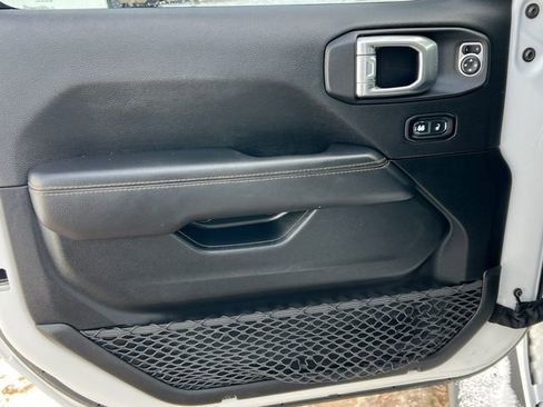 Used 2021 Jeep Gladiator Overland image 16