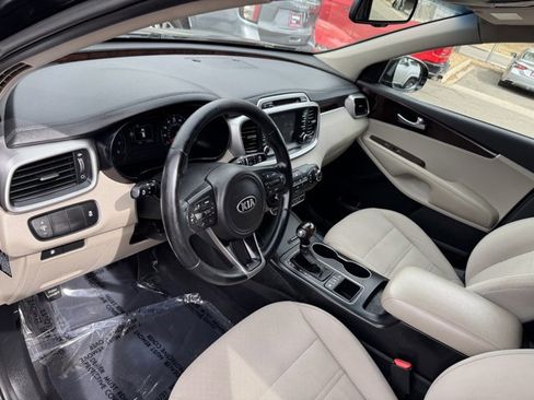 Used 2017 Kia Sorento LX w/ LX Convenience Package image 11
