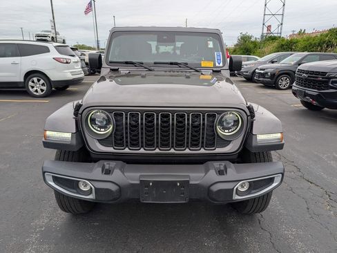 Used 2025 Jeep Gladiator Sport AWD/4WD image 2