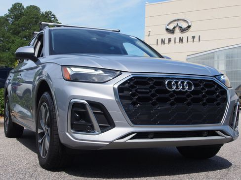 Used 2023 Audi Q5 2.0T Premium w/ Convenience Package AWD/4WD image 2