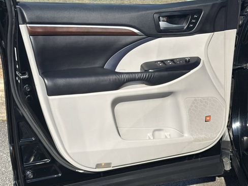 Used 2016 Toyota Highlander Limited image 10