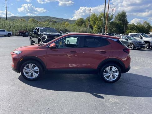 Certified 2024 Buick Encore GX Preferred FWD image 2