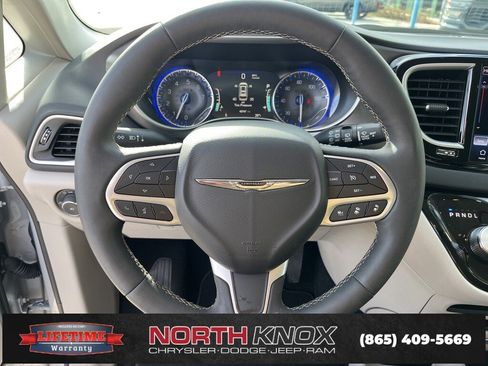 Used 2024 Chrysler Pacifica Touring-L image 8