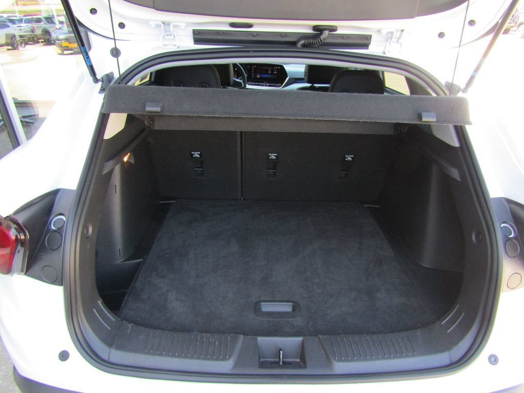 Used 2025 Chevrolet Trax LT w/ LT Convenience Package FWD image 29