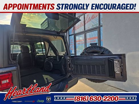 Used 2018 Jeep Wrangler Unlimited Sahara AWD/4WD image 86