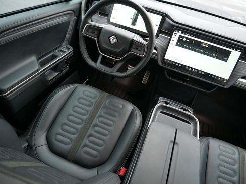 Used 2024 Rivian R1T Adventure image 9