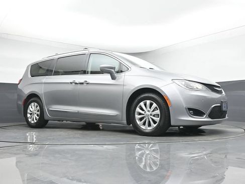 Used 2018 Chrysler Pacifica Touring-L w/ Advanced Safetytec Group FWD image 10