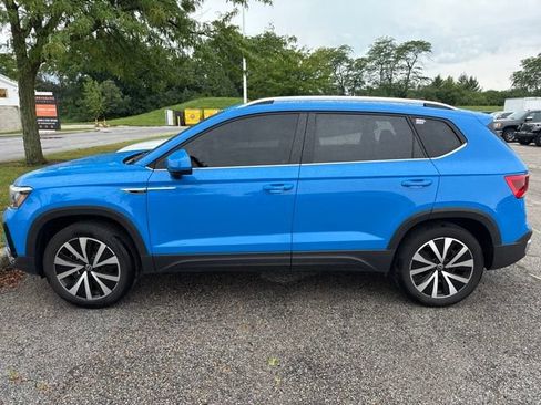 Used 2023 Volkswagen Taos SE w/ Panoramic Sunroof Package AWD/4WD image 3