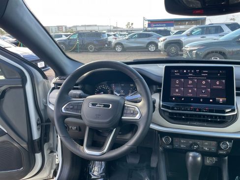 Used 2025 Jeep Compass Limited image 34