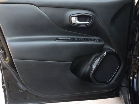 Used 2017 Jeep Renegade Altitude FWD image 14