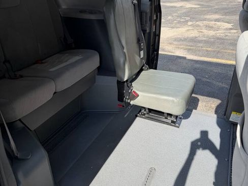 Used 2018 Toyota Sienna LE FWD image 14