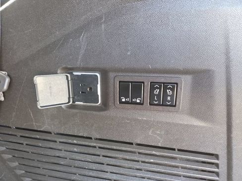 Used 2021 GMC Yukon Denali w/ Denali Premium Package AWD/4WD image 19