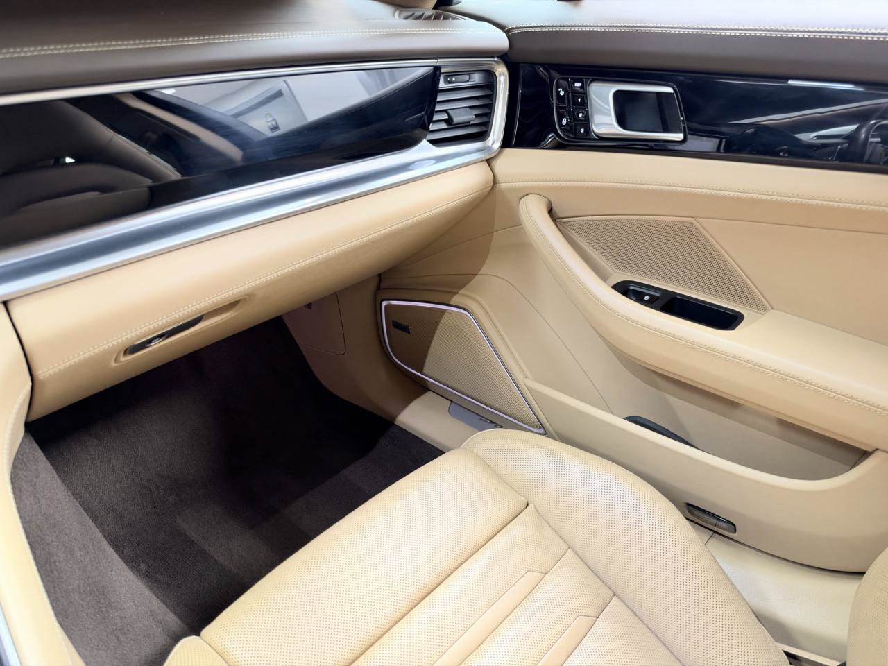 Used 2018 Porsche Panamera 4S AWD/4WD image 23