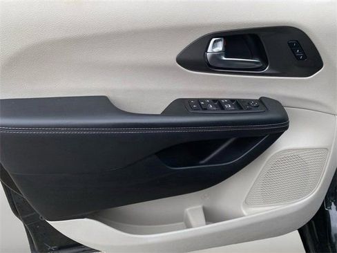 Used 2023 Chrysler Pacifica Touring-L image 10